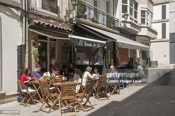people sit outside restaurant in old town - café esplanada imagens e fotografias de stock