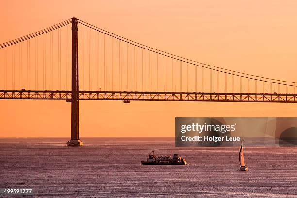ponte 25 de abril bridge at sunset - puente 25 de abril fotografías e imágenes de stock