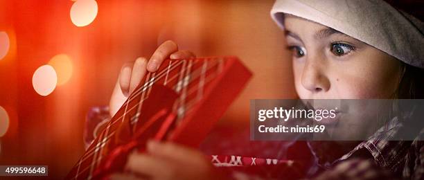 little girl with gift - kerst cadeau meisje stockfoto's en -beelden