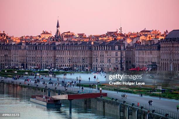 miroir d'eau fountain at place de la bourse - aquitaine stock pictures, royalty-free photos & images