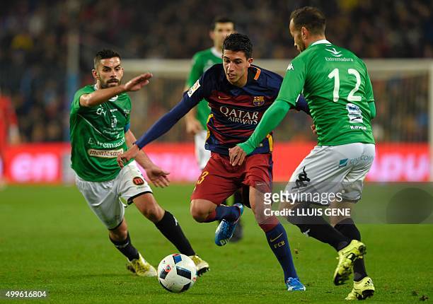 Barcelona's forward Aitor Cantalapiedra vies with Villanovense's midfielder Pajuelo and Villanovense's midfielder Moraga during the Spanish Copa del...
