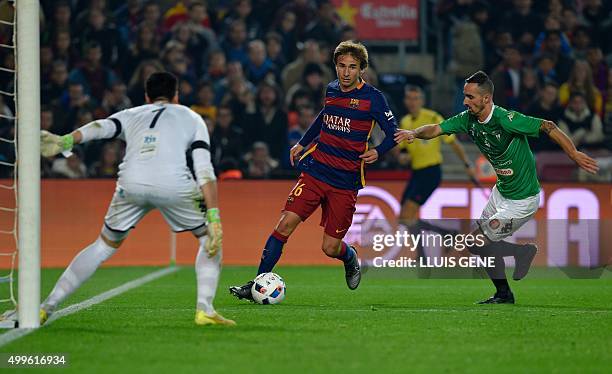 Barcelona's midfielder Sergi Samper vies with Villanovense's goalkeeper Jose Fuentes and Villanovense's defender Super during the Spanish Copa del...