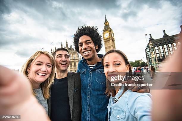 freunde nehmen sie ein selfie in london und big ben - big ben black and white stock-fotos und bilder