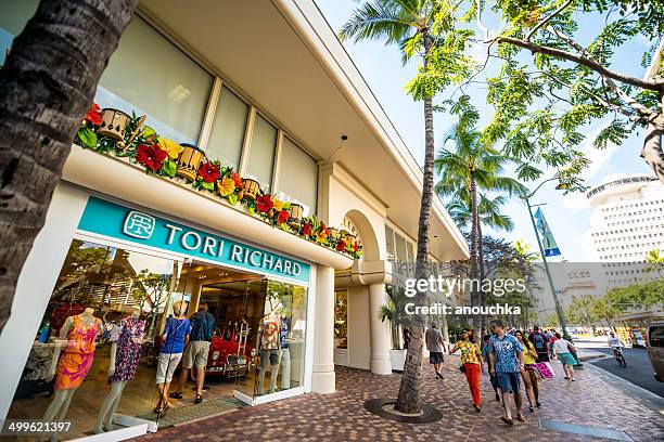 people shopping on kalakaua avenue, waikiki beach, hawaii - honolulu culture stock pictures, royalty-free photos & images