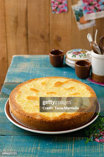 pineapple upside down cake - pineapple upside down cake stock pictures, royalty-free photos & images