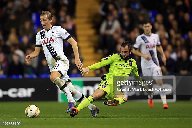 Harry Kane of Tottenham Hotspur in action with Steven Defour of Anderlecht during the UEFA Europa League match between Tottenham Hotspur and RSC...