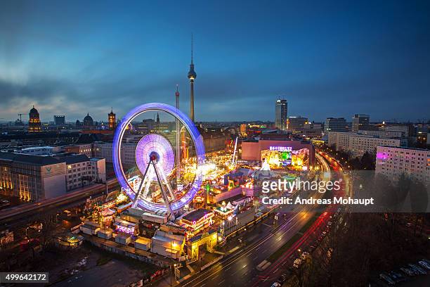 panoramic view at sunset of berlin with christmas market - stimmungsvolle umgebung imagens e fotografias de stock