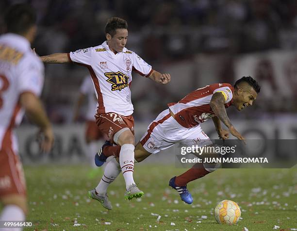 Colombia's Independiente Santa Fe forward Wilson Morelo vies for the ball with Argentina's Huracan midfielder Mauro Bogado during their Copa...