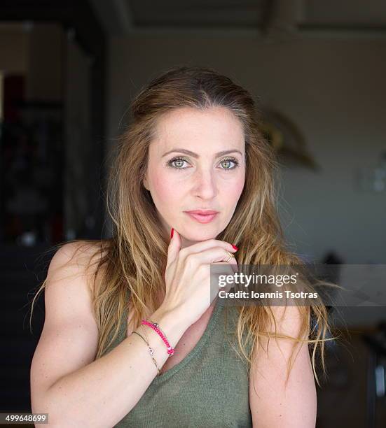 blonde woman posing - groene ogen stockfoto's en -beelden