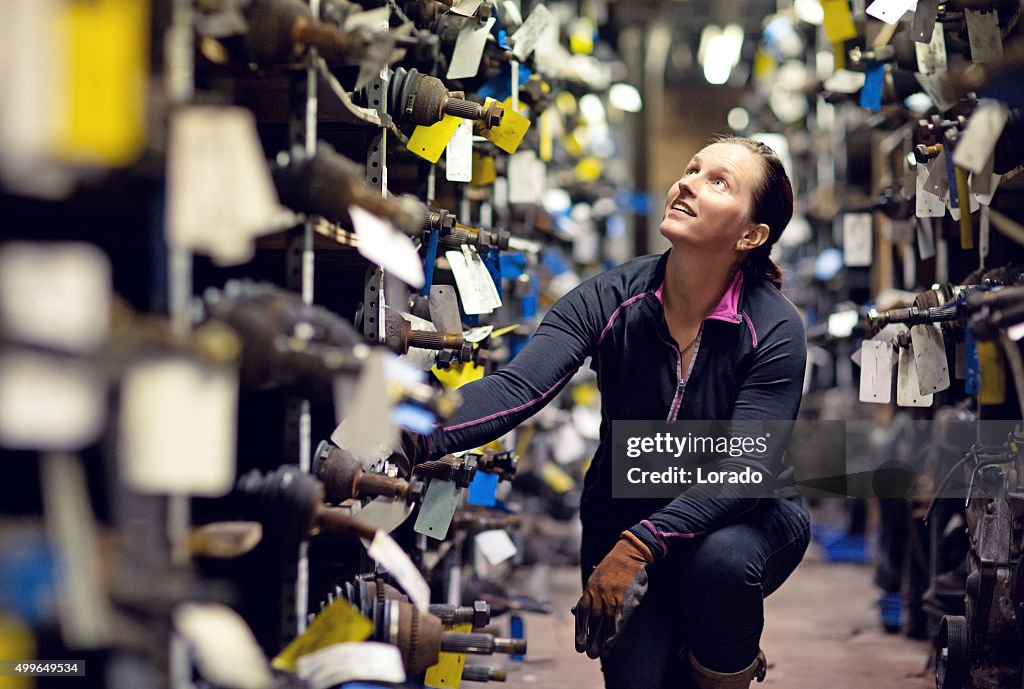 Feminino mecânico trabalhando no armazenamento