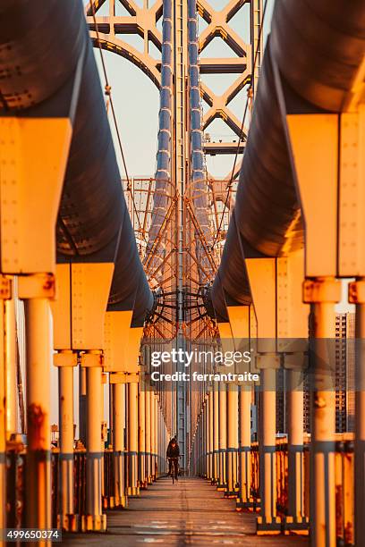 attraversando il ponte george washington in bicicletta - harlem foto e immagini stock