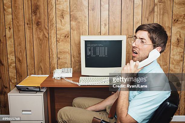 confundida y aburridos empleada de oficina - 1980 computer fotografías e imágenes de stock