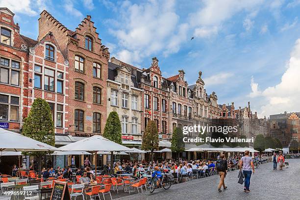 oude markt leuven, bélgica - lovaina fotografías e imágenes de stock