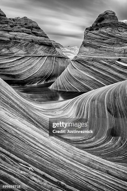 the wave in black and white - landscape black and white stockfoto's en -beelden