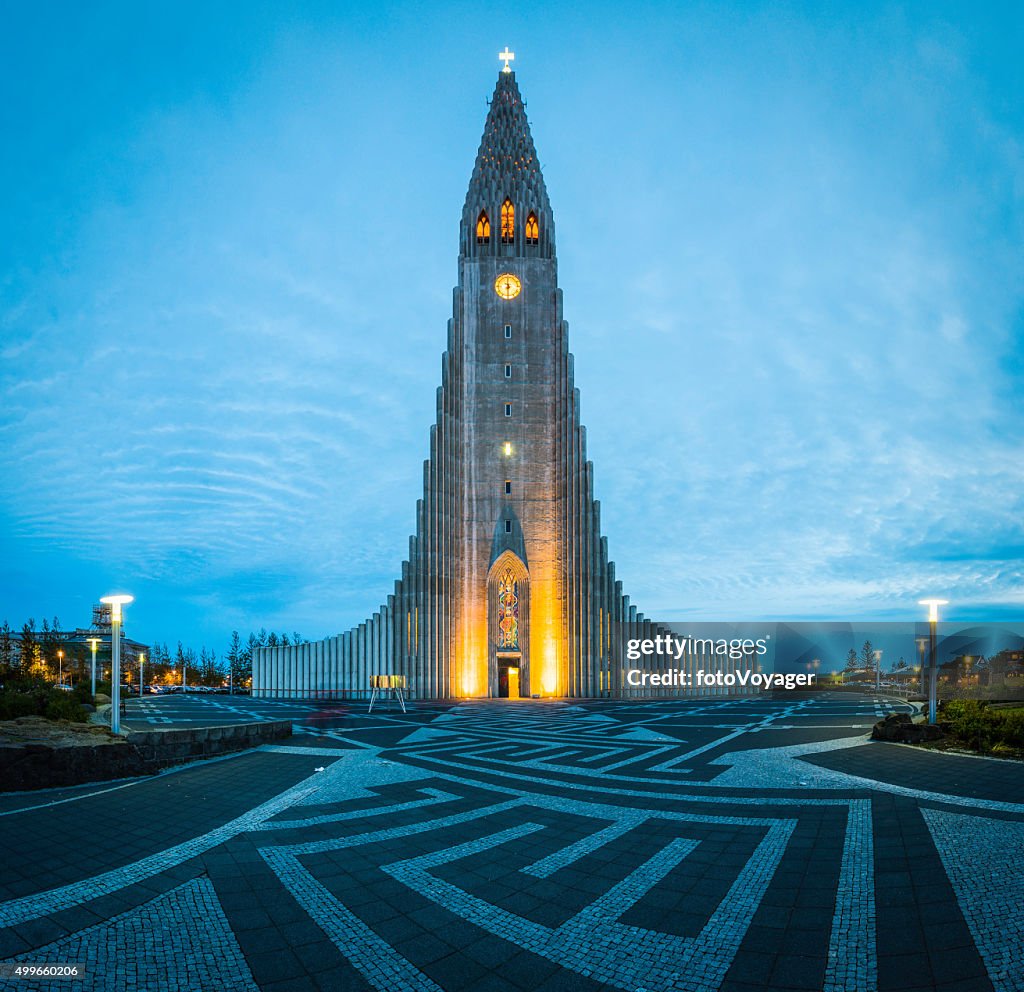 Islandia Reykjavik Iglesia De Hallgrímur Iglesia Icónicas Catedral  Iluminado En Polar Ártico Al Atardecer Foto de stock - Getty Images