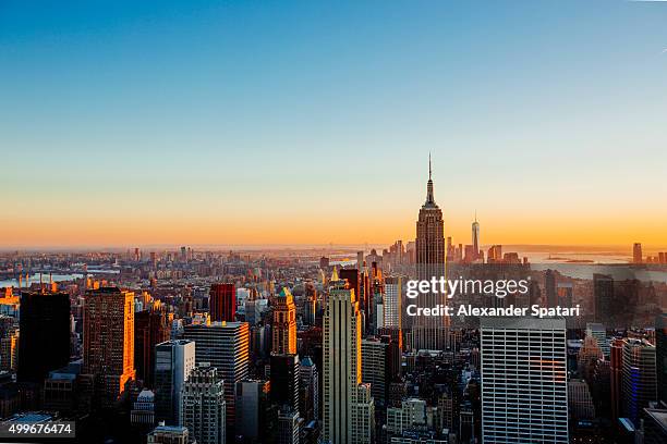 aerial view of manhattan skyline at sunset, new york city, usa - new york skyline fotografías e imágenes de stock