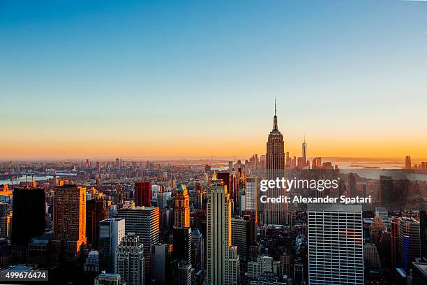 aerial view of manhattan skyline at sunset, new york city, usa - world trade center manhatten stockfoto's en -beelden