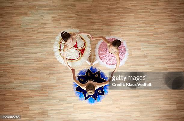ballet girls posing hand in hand, top view - children circle floor stock pictures, royalty-free photos & images