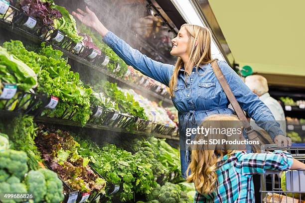 女性のショッピング、新鮮な食材にグローサリーストア - homegrown produce ストックフォトと画像