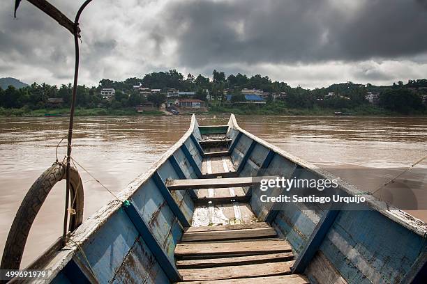 boat crossing the mekong river into laos - chiang khong stock pictures, royalty-free photos & images