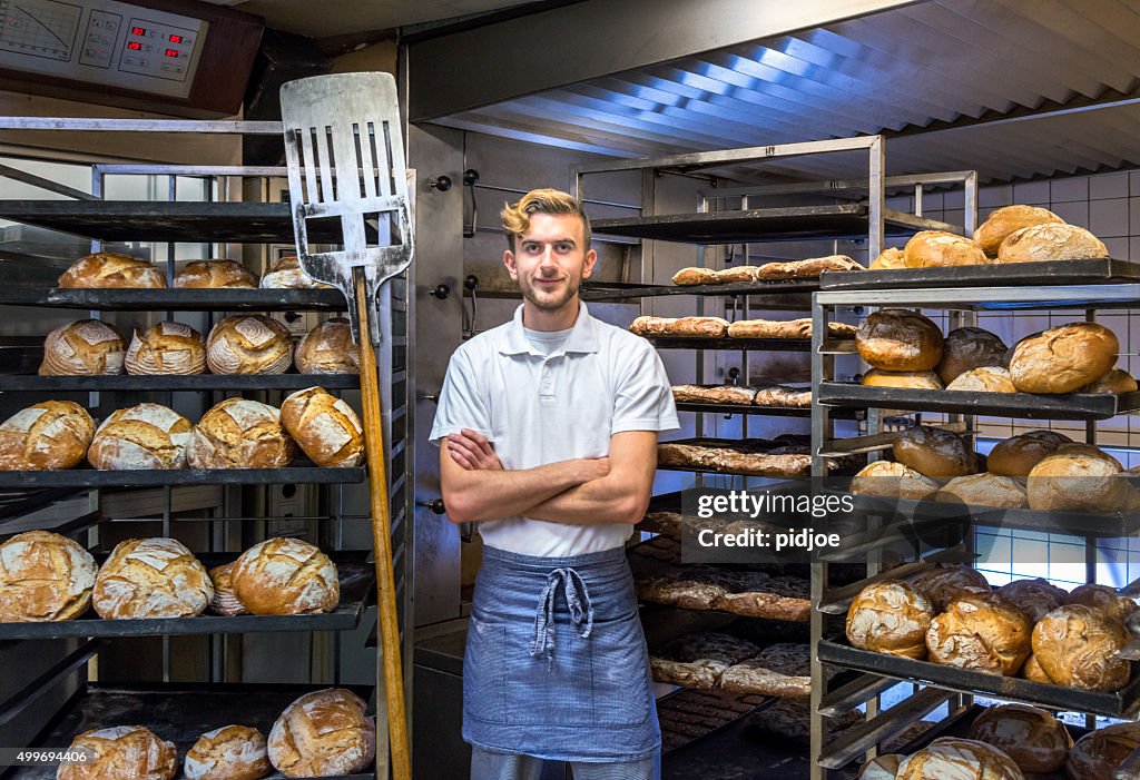 Baker dans son boulangerie cuire du pain