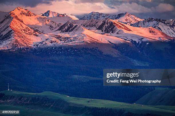 sunset @ tian shan mountains, xinjiang china - montañas de tien shan fotografías e imágenes de stock