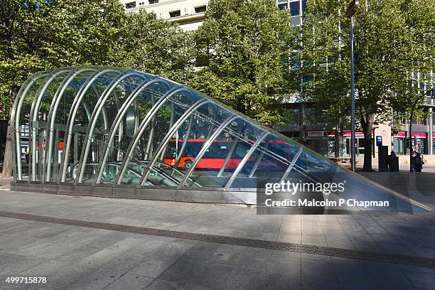bilbao metro entrance, 'fosterito', bilbao, spain - norman foster fotografías e imágenes de stock