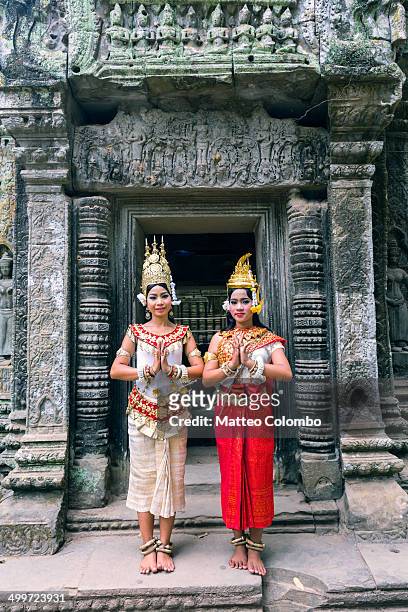 two khmer apsara dancers, angkor wat, cambodia - apsara 個照片及圖片檔