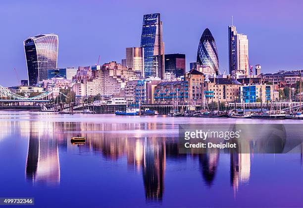 downtown london city skyline reflection in river thames at night - river thames 個照片及圖片檔