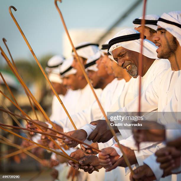 arab de baile - emirati dance fotografías e imágenes de stock