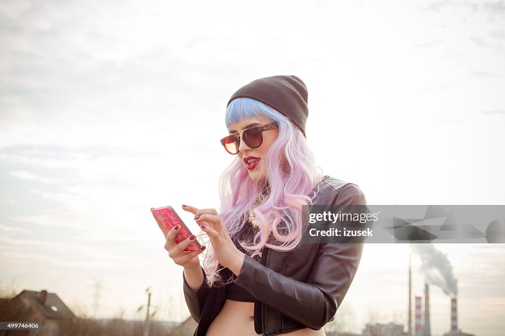 Al aire libre, Retrato de pelo tonos azul y rosa Chica SMS por teléfono