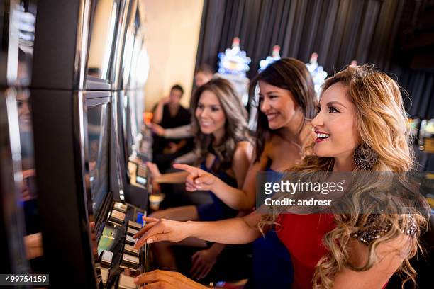 mulheres no casino - equipamento acionado por moeda imagens e fotografias de stock