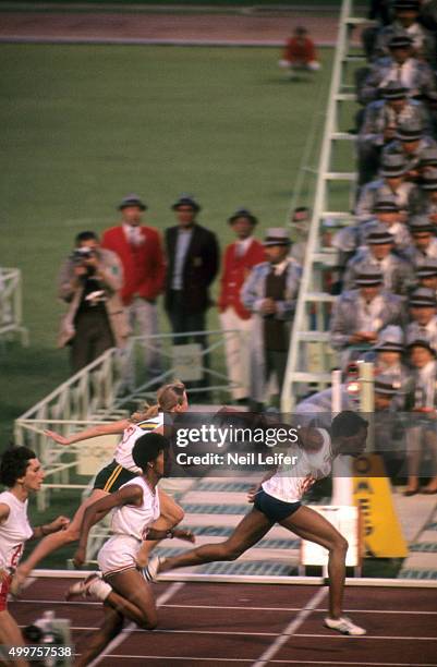 Summer Olympics: USA Wyomia Tyus in action, winning 100M Women's Finals at Estadio Olímpico. Mexico City, Mexico CREDIT: Neil Leifer