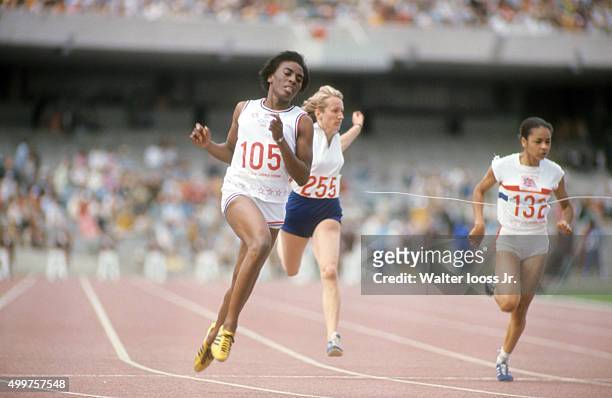 Summer Olympics: USA Wyomia Tyus in action, leading Women's 100M qualifying race at Estadio Olimpico. Mexico City, Mexico CREDIT: Walter Iooss Jr.