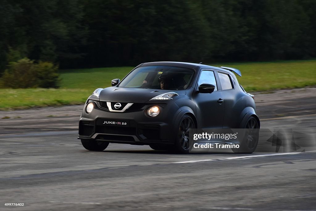 Nissan Juke-R sobre a pista de corridas