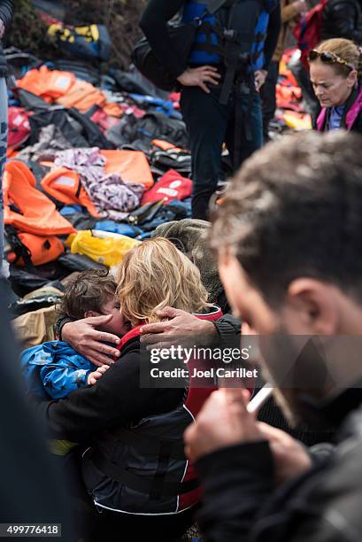 réfugiés l'arrivée sur lesbos - child trafficking photos et images de collection