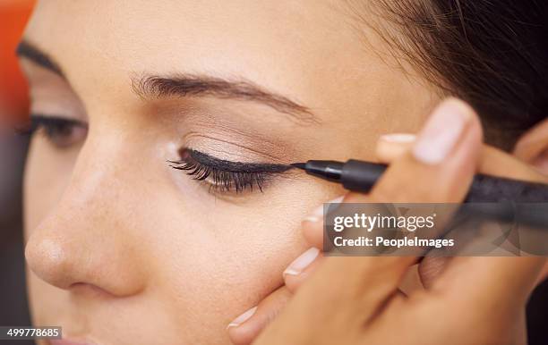 linien der schönheit - eyeliner stock-fotos und bilder