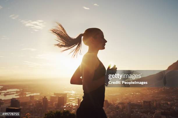 ejecutar con el sol - women running fotografías e imágenes de stock