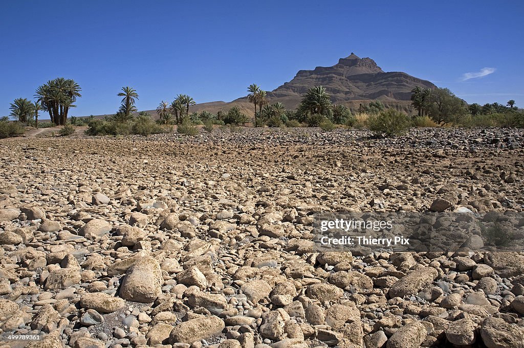 The Draa river dry before the Mount Kissan