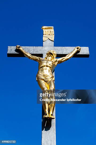 golden jesus on the cross - フルトイムヴァルト ストックフォトと画像