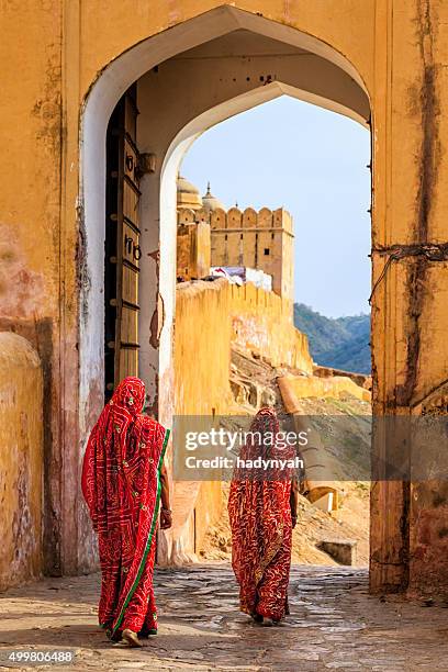 two indian women on the way to amber fort, india - amber fort stockfoto's en -beelden