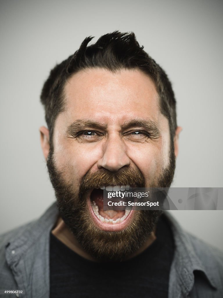 Retrato de un hombre joven caucásica real