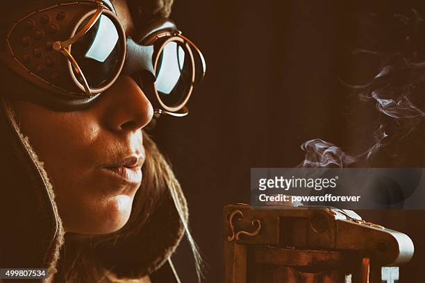 woman スチームパンクガンマン - flying goggles ストックフォトと画像