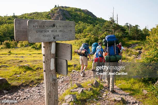 viajar como mochilero en grayson parque estatal de virginia highlands - appalachian trail fotografías e imágenes de stock