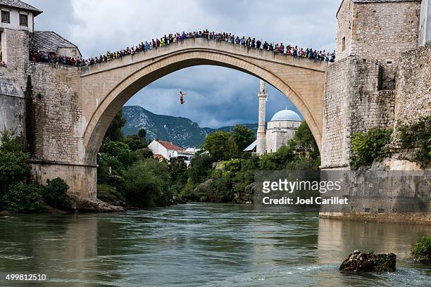 jumping off bridge in mostar, bosnia and herzegovina - bosnia and hercegovina stockfoto's en -beelden