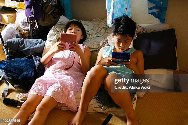 playing video game - 子供のみ ストックフォトと画像