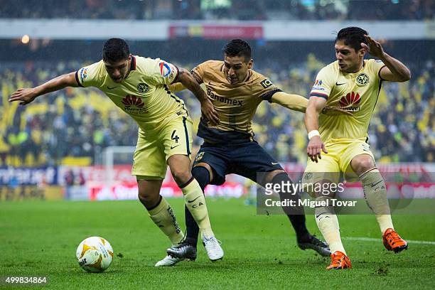 Ismael Sosa of Pumas fights for the ball with Erick Pimentel and Javier Guemez of America during the semifinals first leg match between America and...