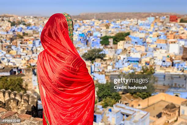 young indian mujer mirando a la vista, jodhpur, india - sari fotografías e imágenes de stock