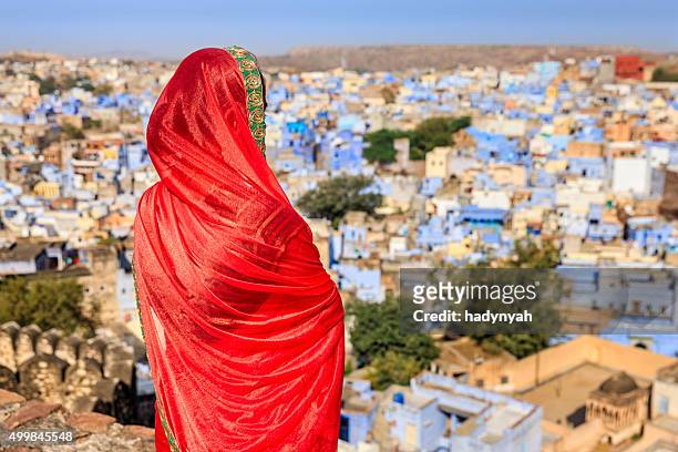 giovane donna indiana guardando la vista, jodhpur, india - sari foto e immagini stock