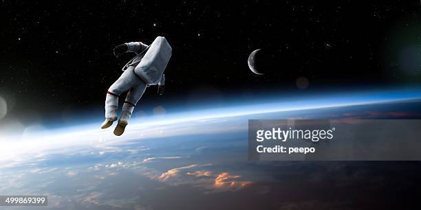 astronauta flotando en el espacio - floating fotografías e imágenes de stock